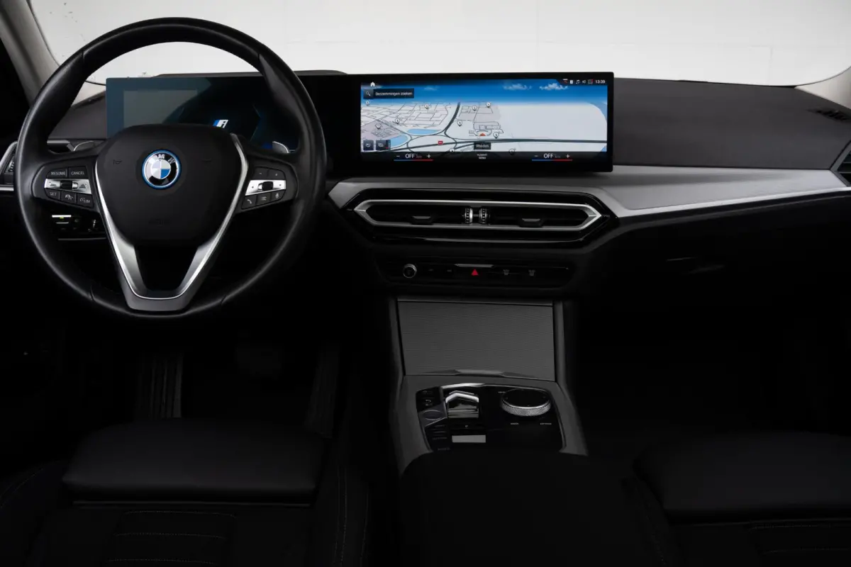 330e SoH 98% | Achteruitrijcamera | Innovation Pack | Panoramadak | Stoelverwarming | Active Cruise Control | 17''