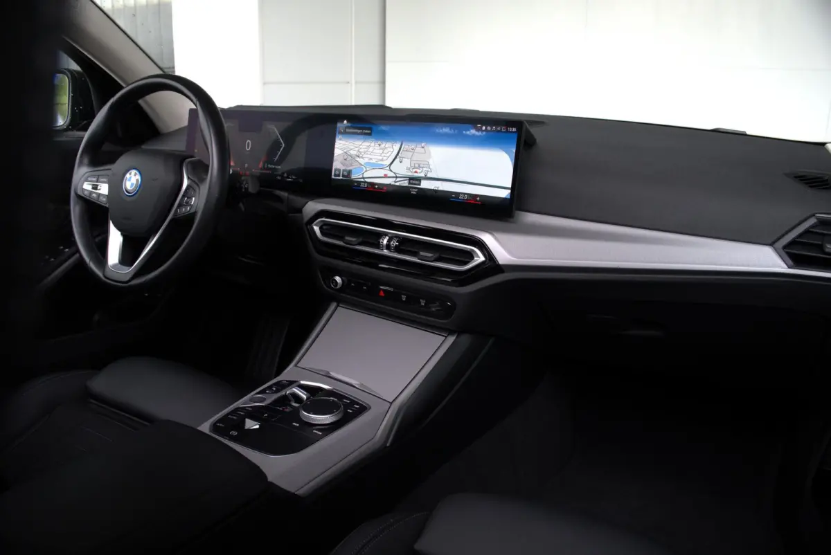 330e SoH 98% | Achteruitrijcamera | Innovation Pack | Panoramadak | Stoelverwarming | Active Cruise Control | 17''