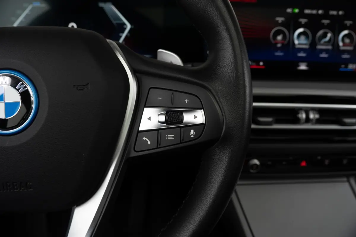 330e SoH 98% | Achteruitrijcamera | Innovation Pack | Panoramadak | Stoelverwarming | Active Cruise Control | 17''