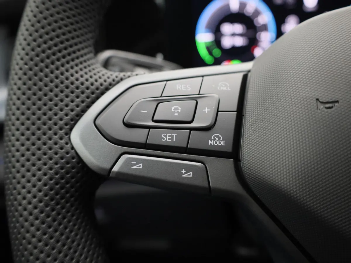 1.5 eHybrid R-Line Edition 204 PK| Origineel Nederlands | 1e Eigenaar | Trekhaak | Panoramadak | Navigatie | Dodehoeksensoren | Achteruitrijcamera | Sfeerverlichting