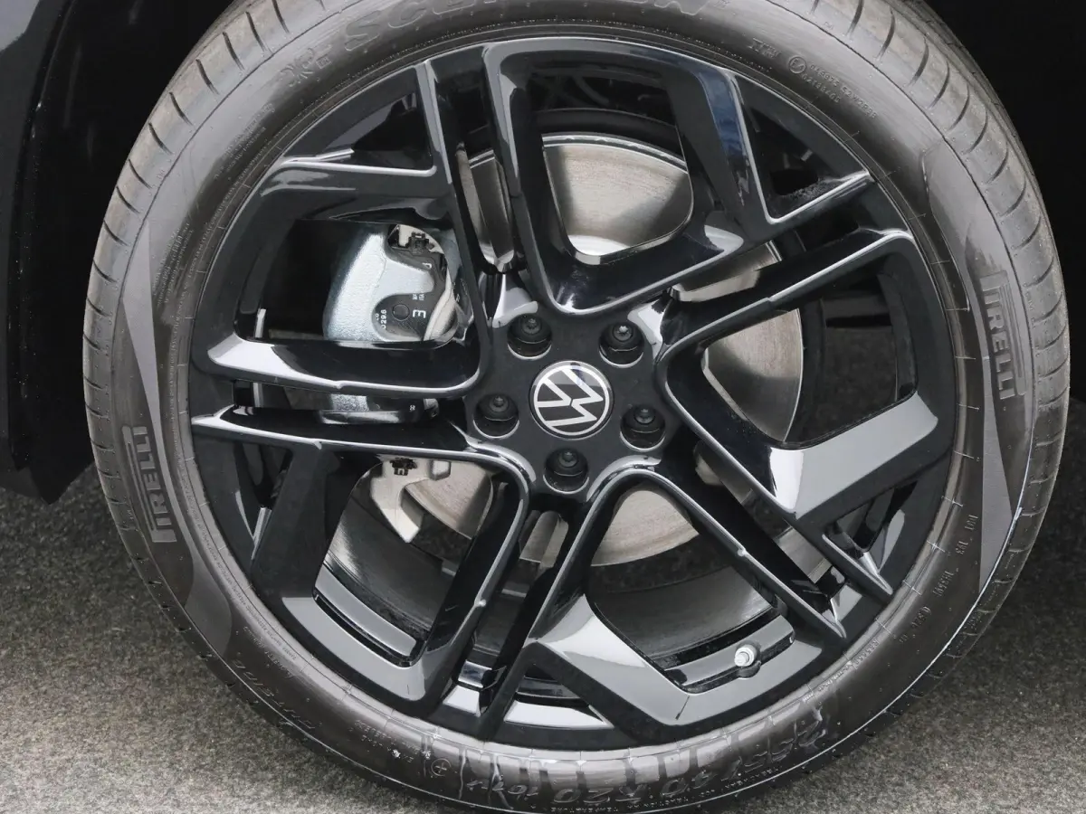 1.5 eHybrid R-Line Edition 204 PK| Origineel Nederlands | 1e Eigenaar | Trekhaak | Panoramadak | Navigatie | Dodehoeksensoren | Achteruitrijcamera | Sfeerverlichting