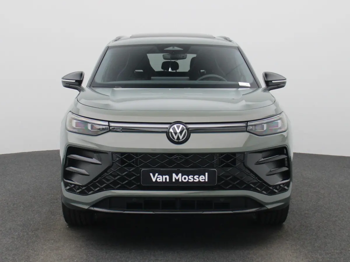 1.5 eHybrid R-Line Edition 204 PK| Origineel Nederlands | 1e Eigenaar | Trekhaak | Panoramadak | Navigatie | Dodehoeksensoren | Achteruitrijcamera | Sfeerverlichting