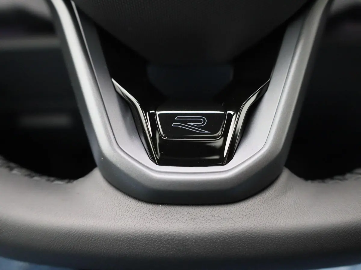 1.5 eHybrid R-Line Edition 204 PK| Origineel Nederlands | 1e Eigenaar | Trekhaak | Panoramadak | Navigatie | Dodehoeksensoren | Achteruitrijcamera | Sfeerverlichting