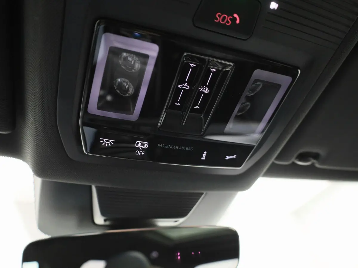 1.5 eHybrid R-Line Edition 204 PK| Origineel Nederlands | 1e Eigenaar | Trekhaak | Panoramadak | Navigatie | Dodehoeksensoren | Achteruitrijcamera | Sfeerverlichting