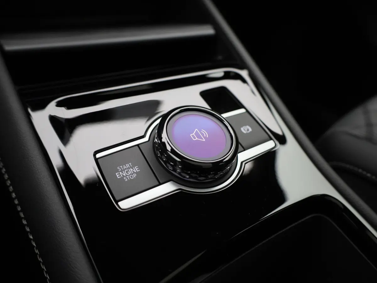 1.5 eHybrid R-Line Edition 204 PK| Origineel Nederlands | 1e Eigenaar | Trekhaak | Panoramadak | Navigatie | Dodehoeksensoren | Achteruitrijcamera | Sfeerverlichting