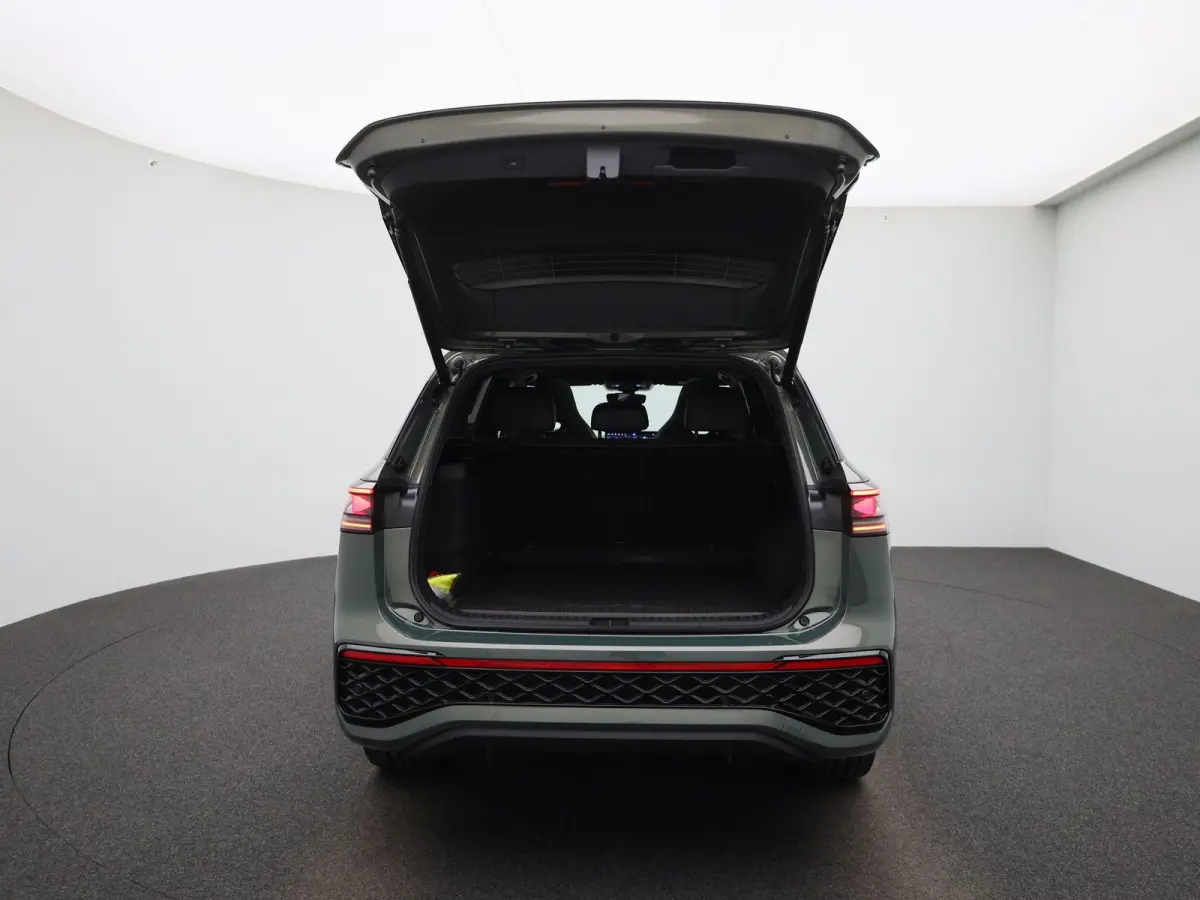 1.5 eHybrid R-Line Edition 204 PK| Origineel Nederlands | 1e Eigenaar | Trekhaak | Panoramadak | Navigatie | Dodehoeksensoren | Achteruitrijcamera | Sfeerverlichting