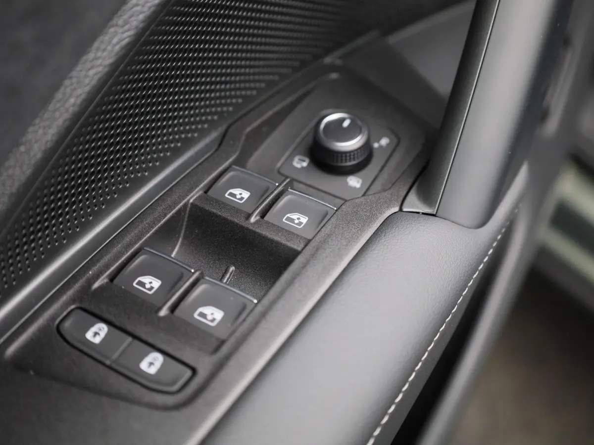 1.5 eHybrid R-Line Edition 204 PK| Origineel Nederlands | 1e Eigenaar | Trekhaak | Panoramadak | Navigatie | Dodehoeksensoren | Achteruitrijcamera | Sfeerverlichting