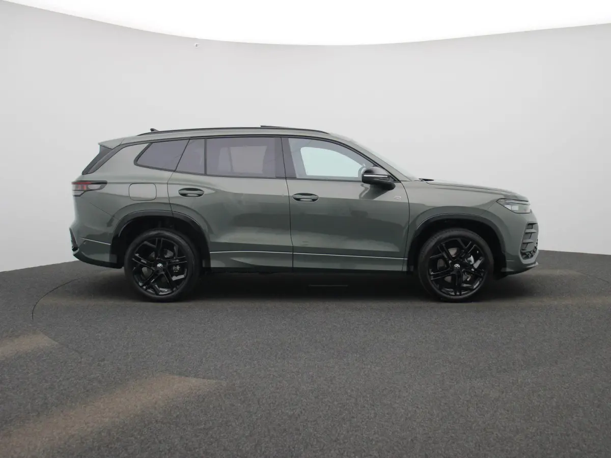 1.5 eHybrid R-Line Edition 204 PK| Origineel Nederlands | 1e Eigenaar | Trekhaak | Panoramadak | Navigatie | Dodehoeksensoren | Achteruitrijcamera | Sfeerverlichting