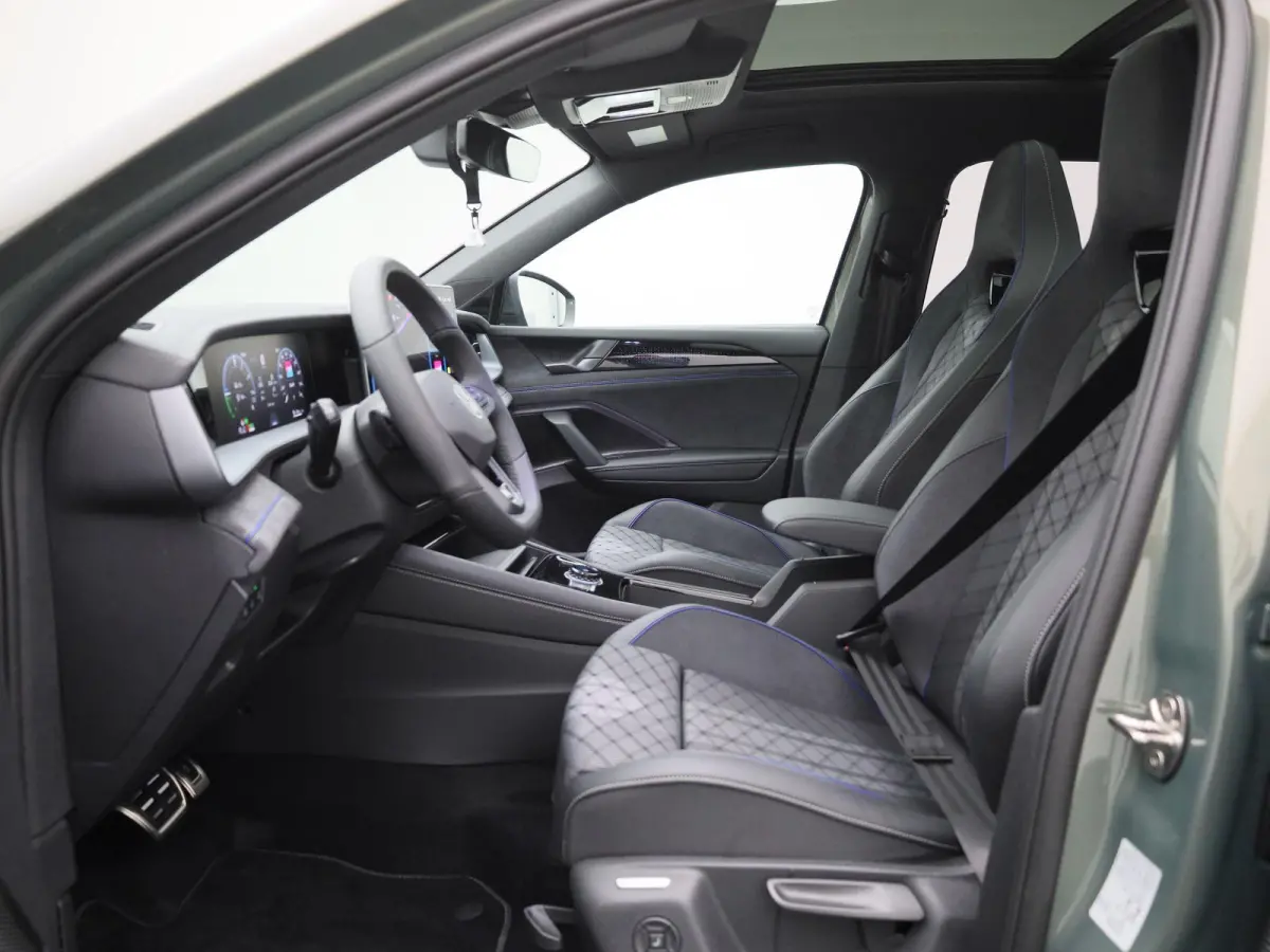 1.5 eHybrid R-Line Edition 204 PK| Origineel Nederlands | 1e Eigenaar | Trekhaak | Panoramadak | Navigatie | Dodehoeksensoren | Achteruitrijcamera | Sfeerverlichting