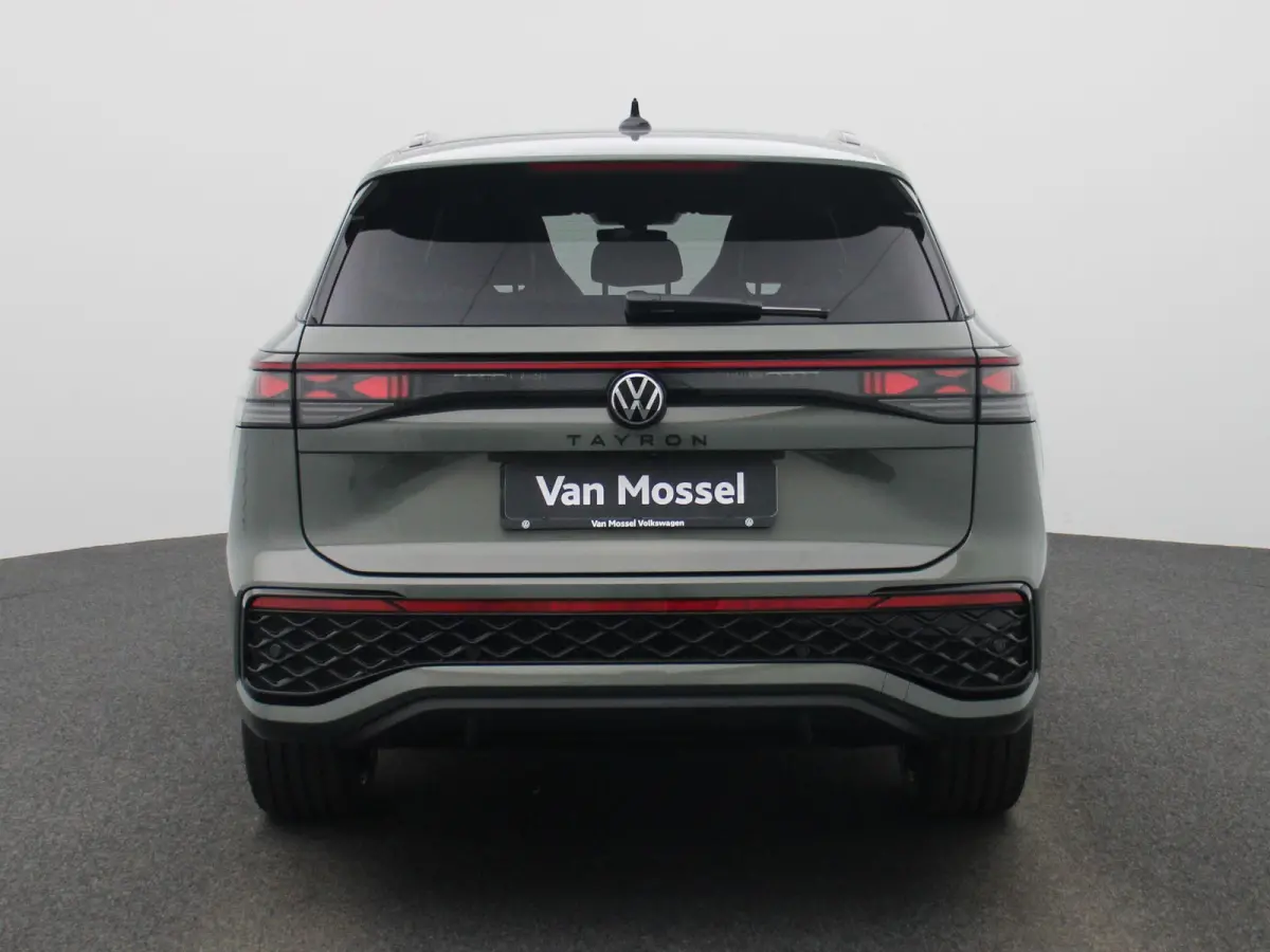 1.5 eHybrid R-Line Edition 204 PK| Origineel Nederlands | 1e Eigenaar | Trekhaak | Panoramadak | Navigatie | Dodehoeksensoren | Achteruitrijcamera | Sfeerverlichting