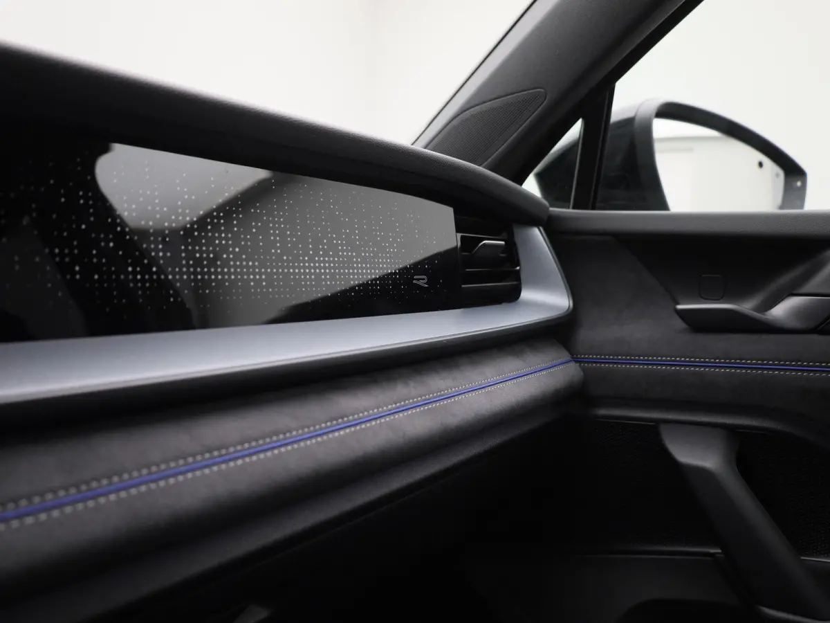 1.5 eHybrid R-Line Edition 204 PK| Origineel Nederlands | 1e Eigenaar | Trekhaak | Panoramadak | Navigatie | Dodehoeksensoren | Achteruitrijcamera | Sfeerverlichting