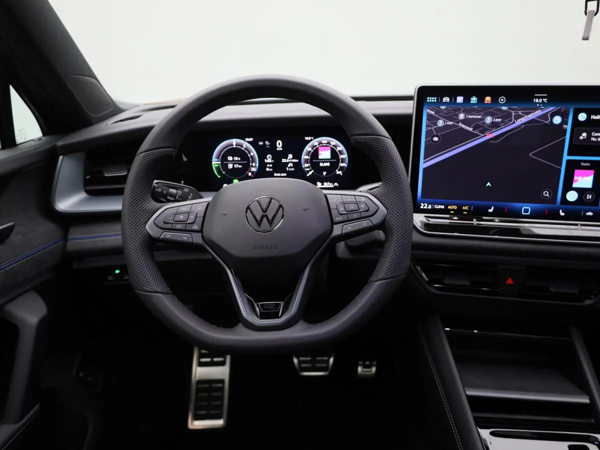 1.5 eHybrid R-Line Edition 204 PK| Origineel Nederlands | 1e Eigenaar | Trekhaak | Panoramadak | Navigatie | Dodehoeksensoren | Achteruitrijcamera | Sfeerverlichting