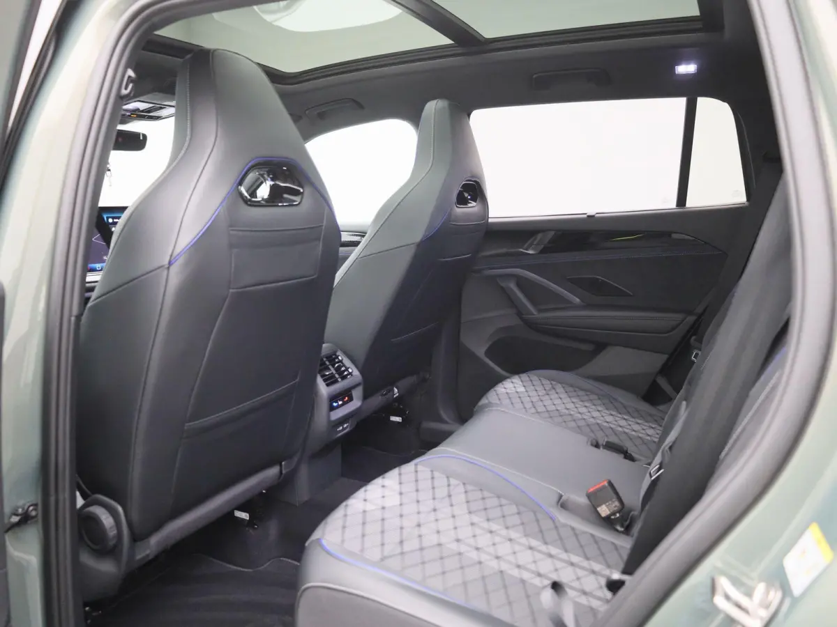1.5 eHybrid R-Line Edition 204 PK| Origineel Nederlands | 1e Eigenaar | Trekhaak | Panoramadak | Navigatie | Dodehoeksensoren | Achteruitrijcamera | Sfeerverlichting