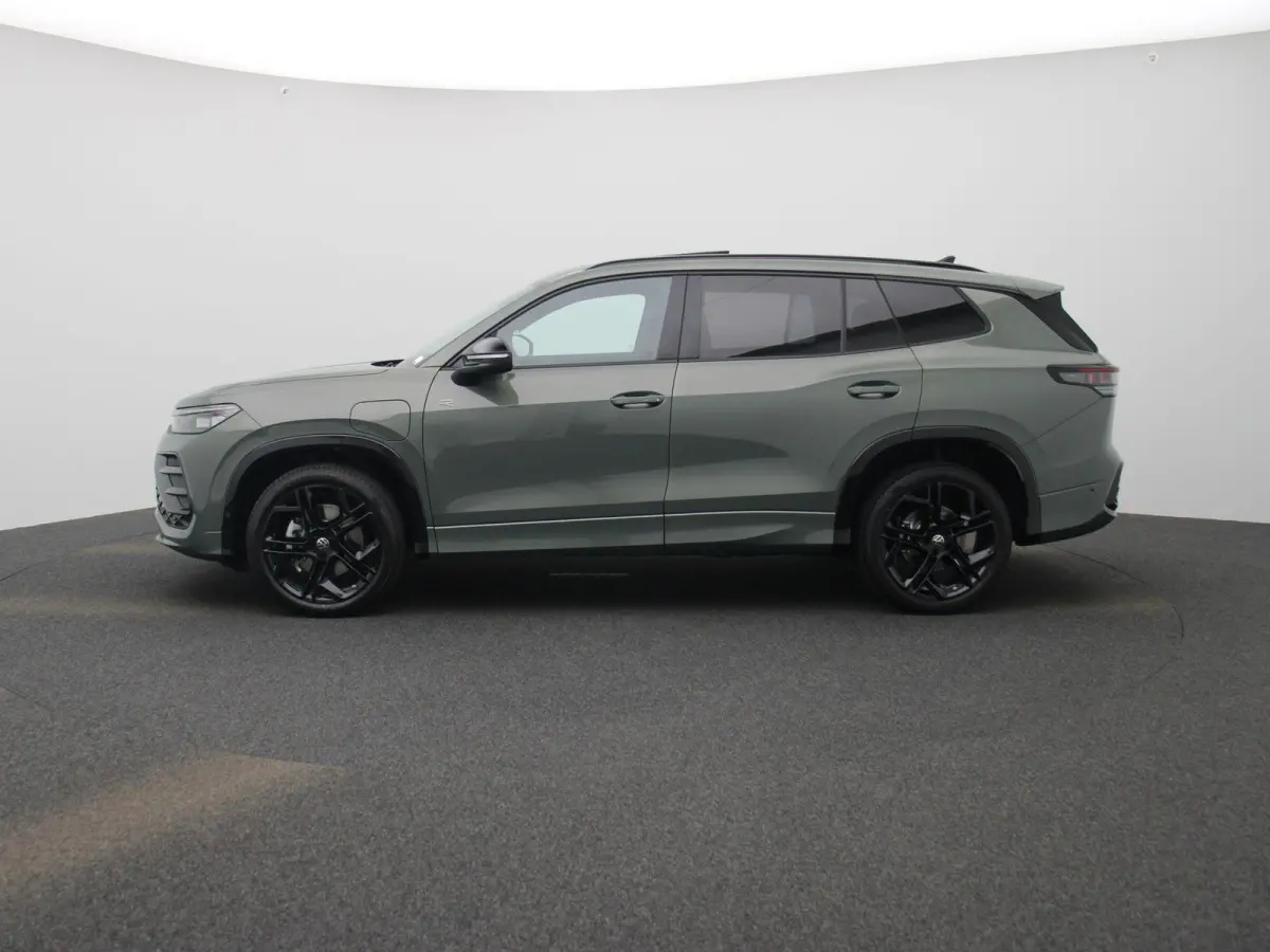 1.5 eHybrid R-Line Edition 204 PK| Origineel Nederlands | 1e Eigenaar | Trekhaak | Panoramadak | Navigatie | Dodehoeksensoren | Achteruitrijcamera | Sfeerverlichting