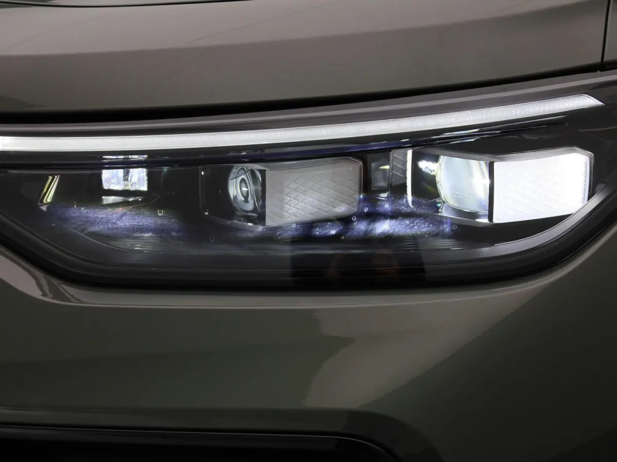 1.5 eHybrid R-Line Edition 204 PK| Origineel Nederlands | 1e Eigenaar | Trekhaak | Panoramadak | Navigatie | Dodehoeksensoren | Achteruitrijcamera | Sfeerverlichting