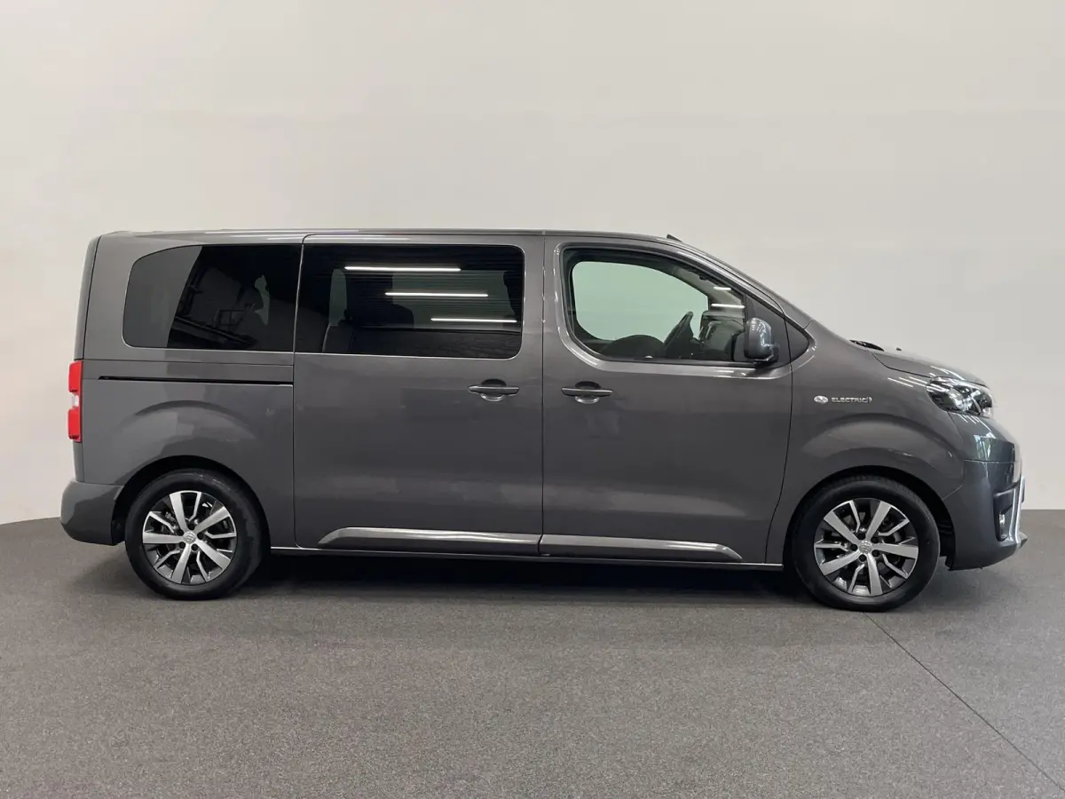 Verso Luxury L2 8persoons PERSONENBUS Navigatie Apple Carplay Android Auto Climate Control Lichtmetalen velgen Cruise Control SOH 85%