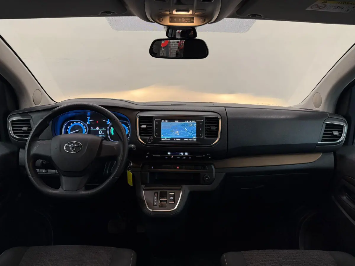 Verso Luxury L2 8persoons PERSONENBUS Navigatie Apple Carplay Android Auto Climate Control Lichtmetalen velgen Cruise Control SOH 85%