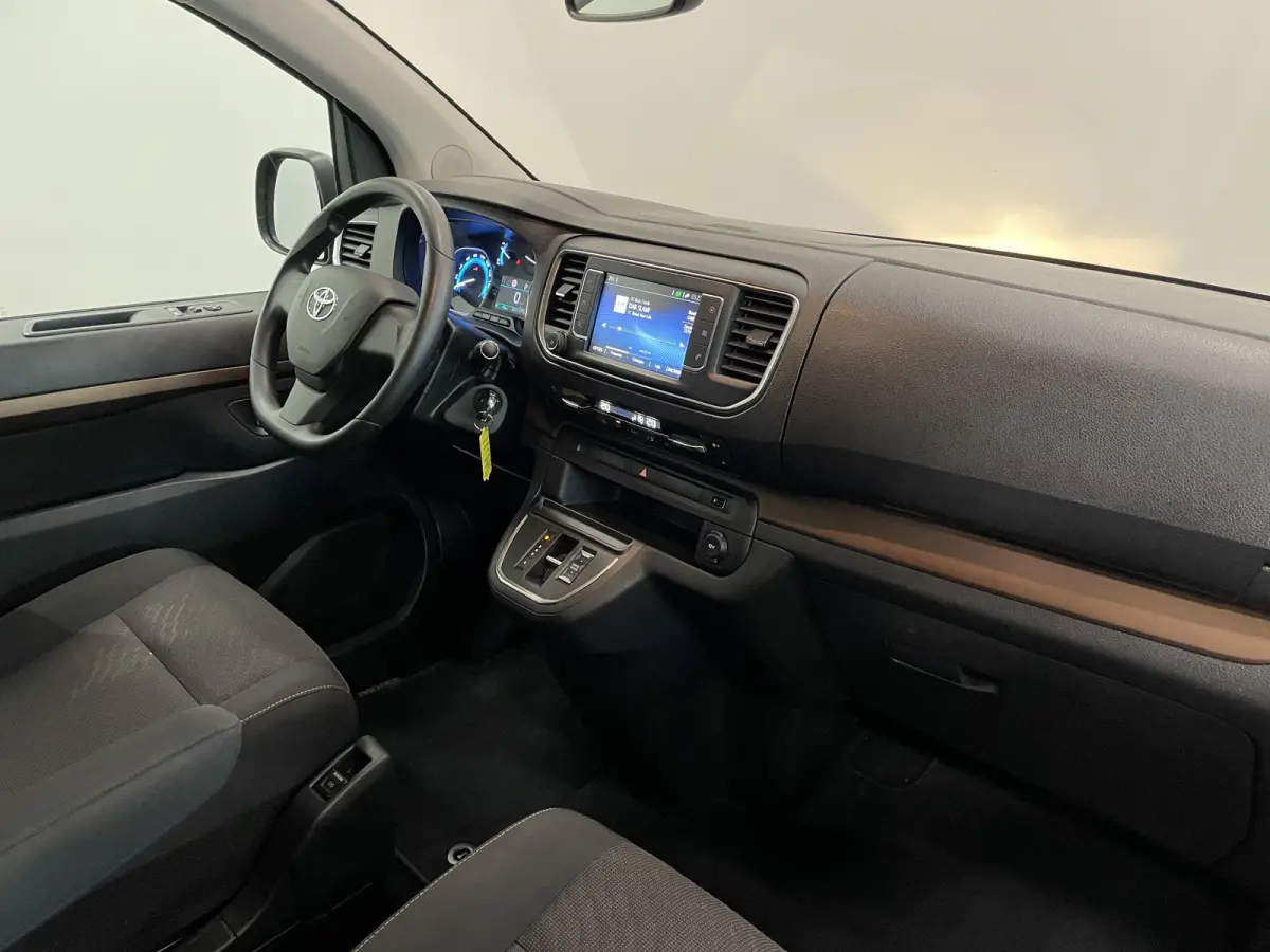 Verso Luxury L2 8persoons PERSONENBUS Navigatie Apple Carplay Android Auto Climate Control Lichtmetalen velgen Cruise Control SOH 85%