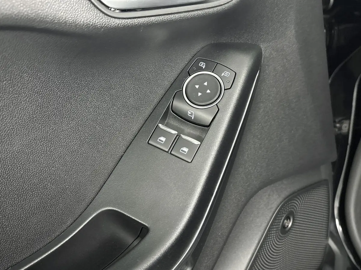 1.0 EcoBoost Titanium Airco | Apple Carplay/Android Auto | Bluetooth | Cruise Control | Hill Hold Functie | LED Dagrijverlichting | Lichtmetalen Velgen 16'' | Multimedia-Voorbereiding | Rege