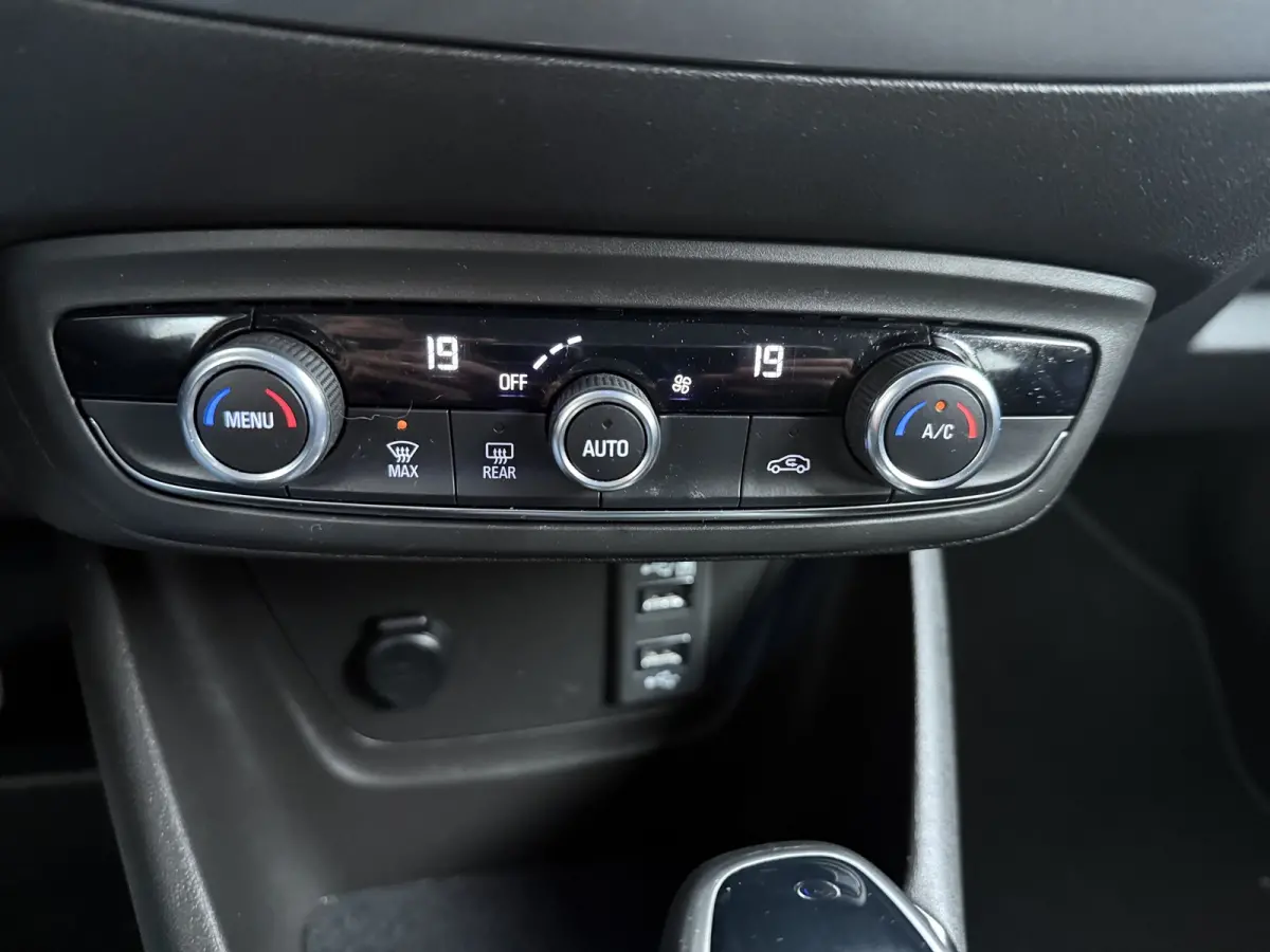 1.2 T. 130 pk Elegance AUTOMAAT / Navigatie / Camera / Parkeersensoren / Carplay / LED / 16'' LMV