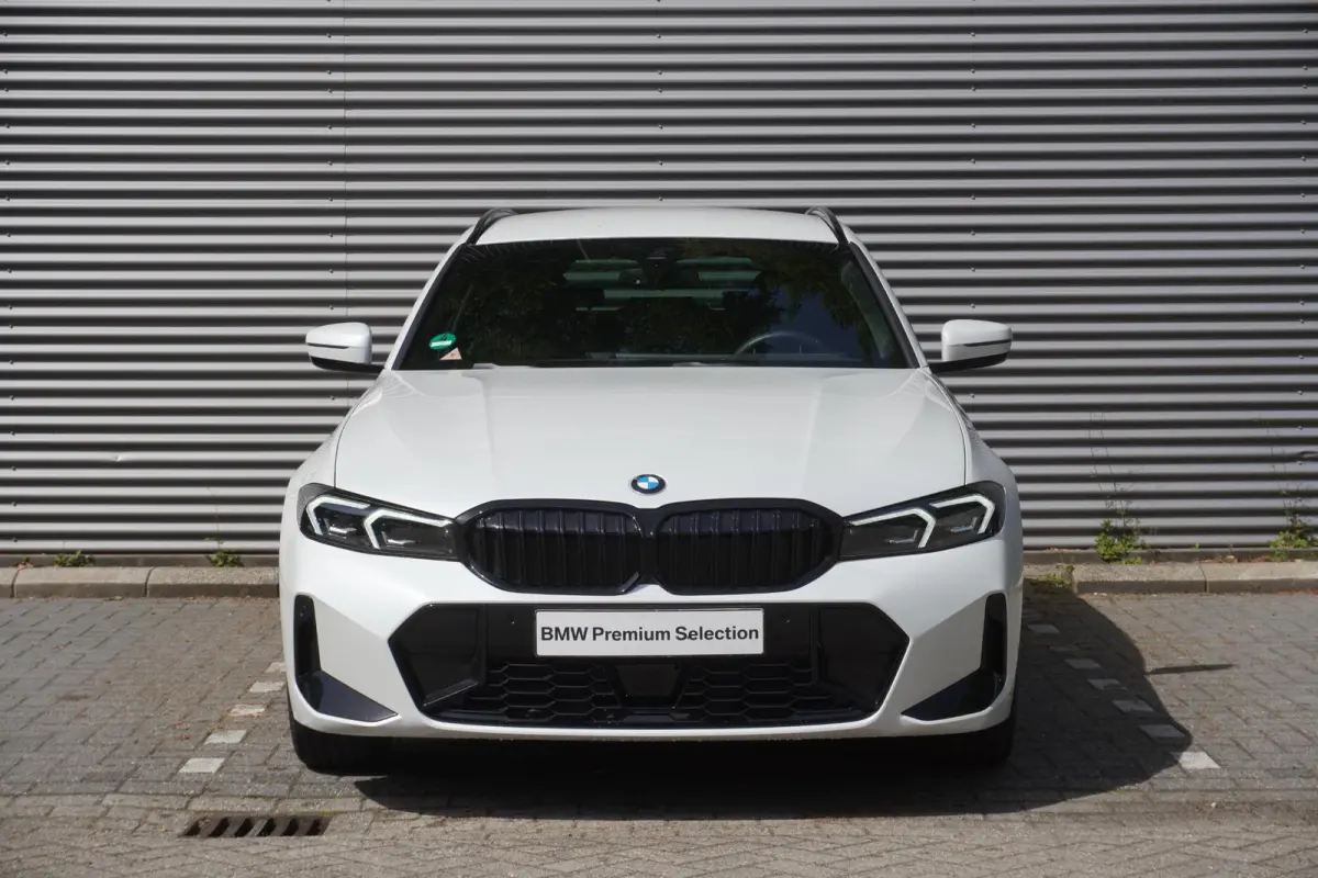 330e M Sportpakket Pro | BMW M Performance 19" | Comfort Pack | Trekhaak met elektrisch wegklapbare kogel | HIFI System Harman Kardon