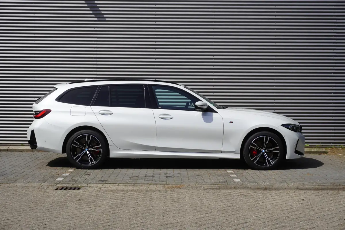 330e M Sportpakket Pro | BMW M Performance 19" | Comfort Pack | Trekhaak met elektrisch wegklapbare kogel | HIFI System Harman Kardon