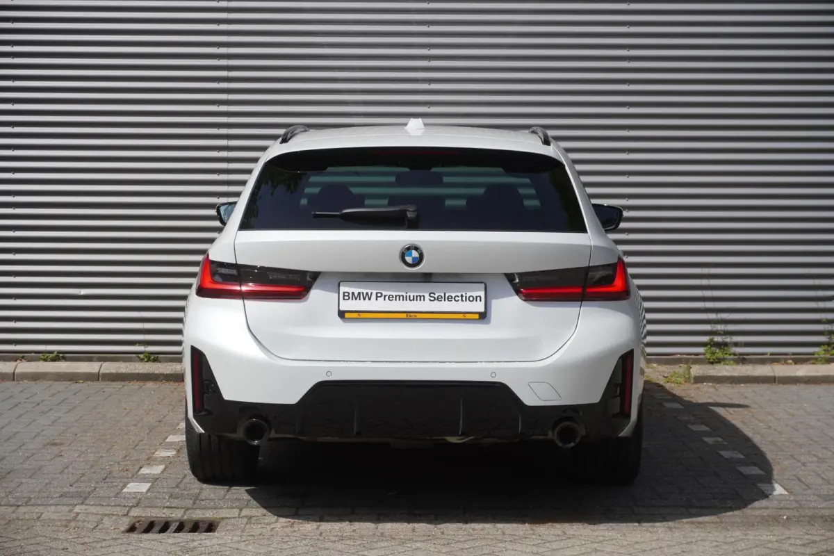 330e M Sportpakket Pro | BMW M Performance 19" | Comfort Pack | Trekhaak met elektrisch wegklapbare kogel | HIFI System Harman Kardon