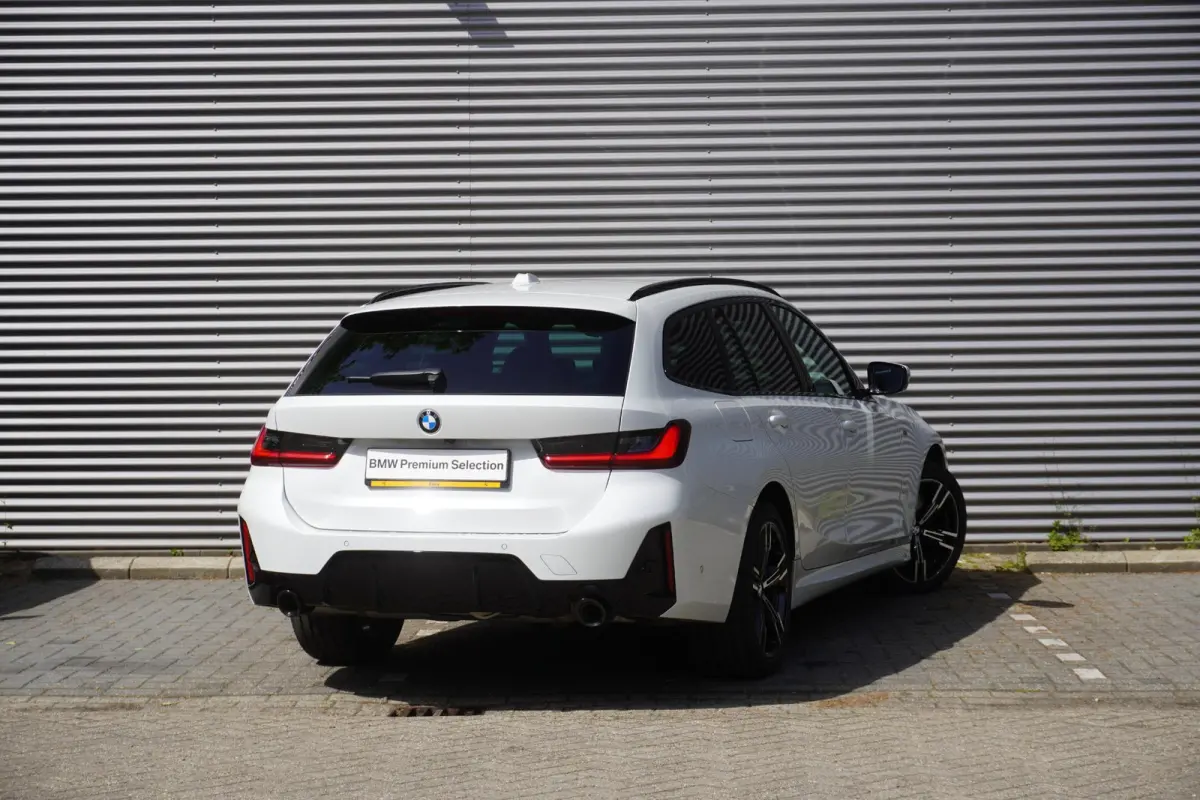 330e M Sportpakket Pro | BMW M Performance 19" | Comfort Pack | Trekhaak met elektrisch wegklapbare kogel | HIFI System Harman Kardon