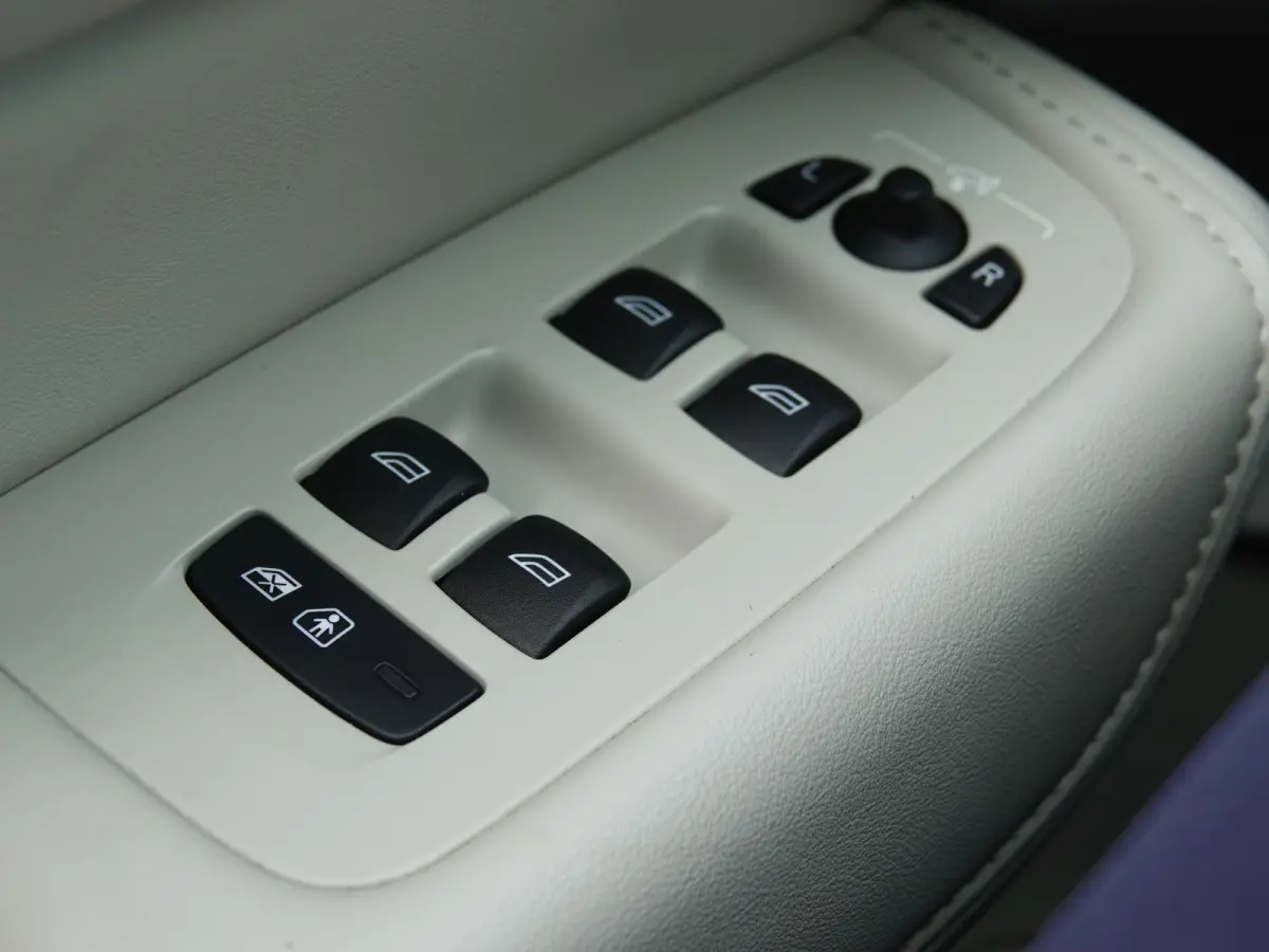 2.0 T8 PHEV AWD Ultimate Bright BOMVOL | TREKH. | LUCHTVERING | BOWERS & WILKINS | PANO | LEER