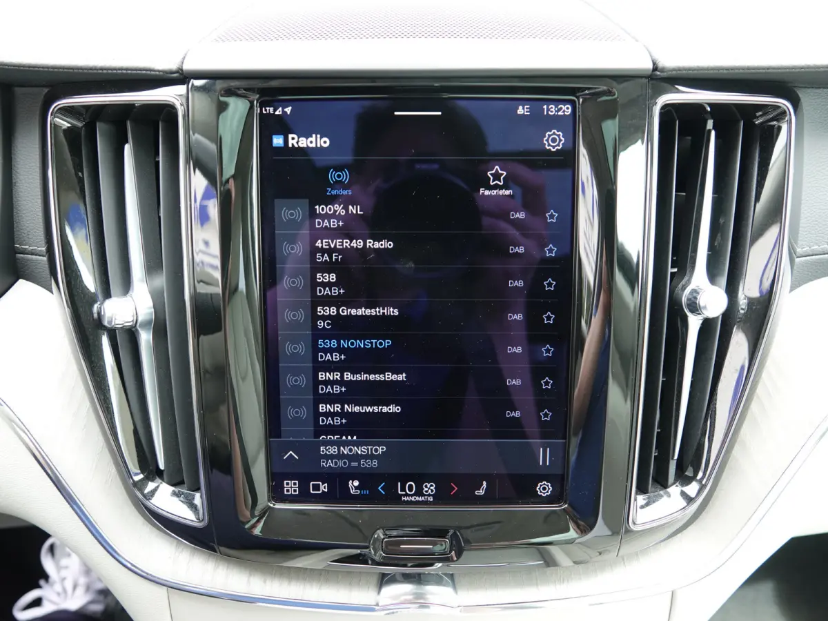 2.0 T8 PHEV AWD Ultimate Bright BOMVOL | TREKH. | LUCHTVERING | BOWERS & WILKINS | PANO | LEER