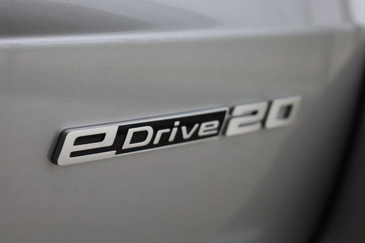 eDrive20 | M Sportpakket Pro | Premium Pack | Driving Ass. Plus | Harman/Kardon | Elektr. verstelb. stoelen | Trekhaak