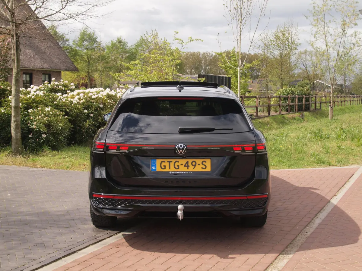1.5 eHybrid R-Line Edition | Panoramadak | Black-Style | Head-Up Display | Trekhaak | Sfeerverlichting | NL-Auto |