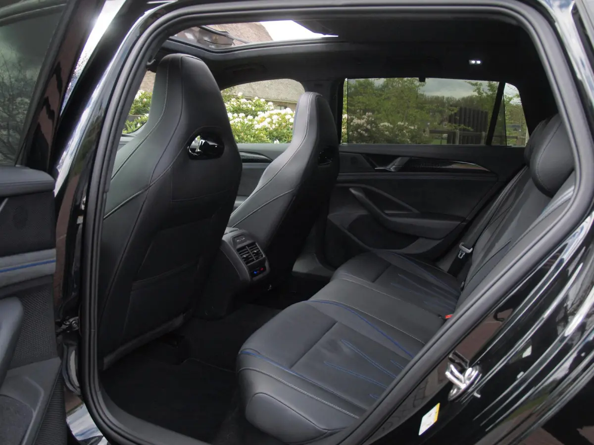 1.5 eHybrid R-Line Edition | Panoramadak | Black-Style | Head-Up Display | Trekhaak | Sfeerverlichting | NL-Auto |
