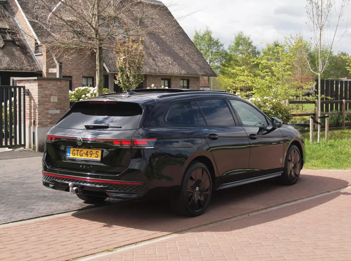 1.5 eHybrid R-Line Edition | Panoramadak | Black-Style | Head-Up Display | Trekhaak | Sfeerverlichting | NL-Auto |