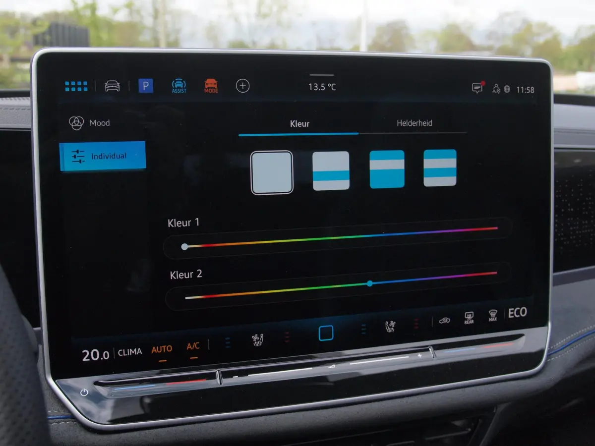 1.5 eHybrid R-Line Edition | Panoramadak | Black-Style | Head-Up Display | Trekhaak | Sfeerverlichting | NL-Auto |
