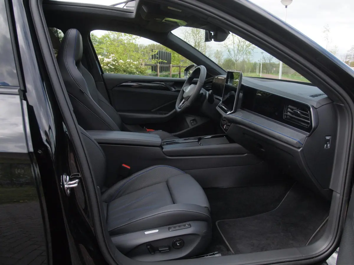 1.5 eHybrid R-Line Edition | Panoramadak | Black-Style | Head-Up Display | Trekhaak | Sfeerverlichting | NL-Auto |
