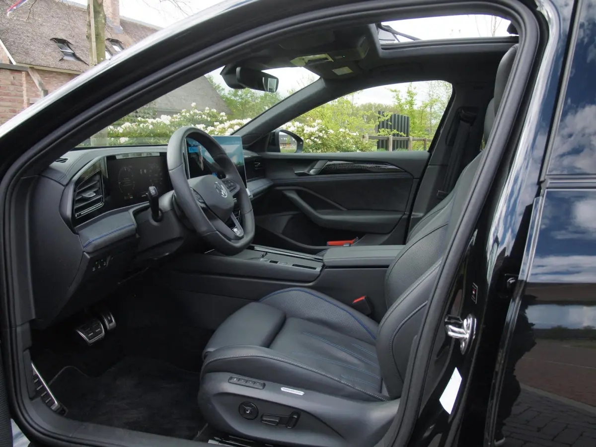 1.5 eHybrid R-Line Edition | Panoramadak | Black-Style | Head-Up Display | Trekhaak | Sfeerverlichting | NL-Auto |