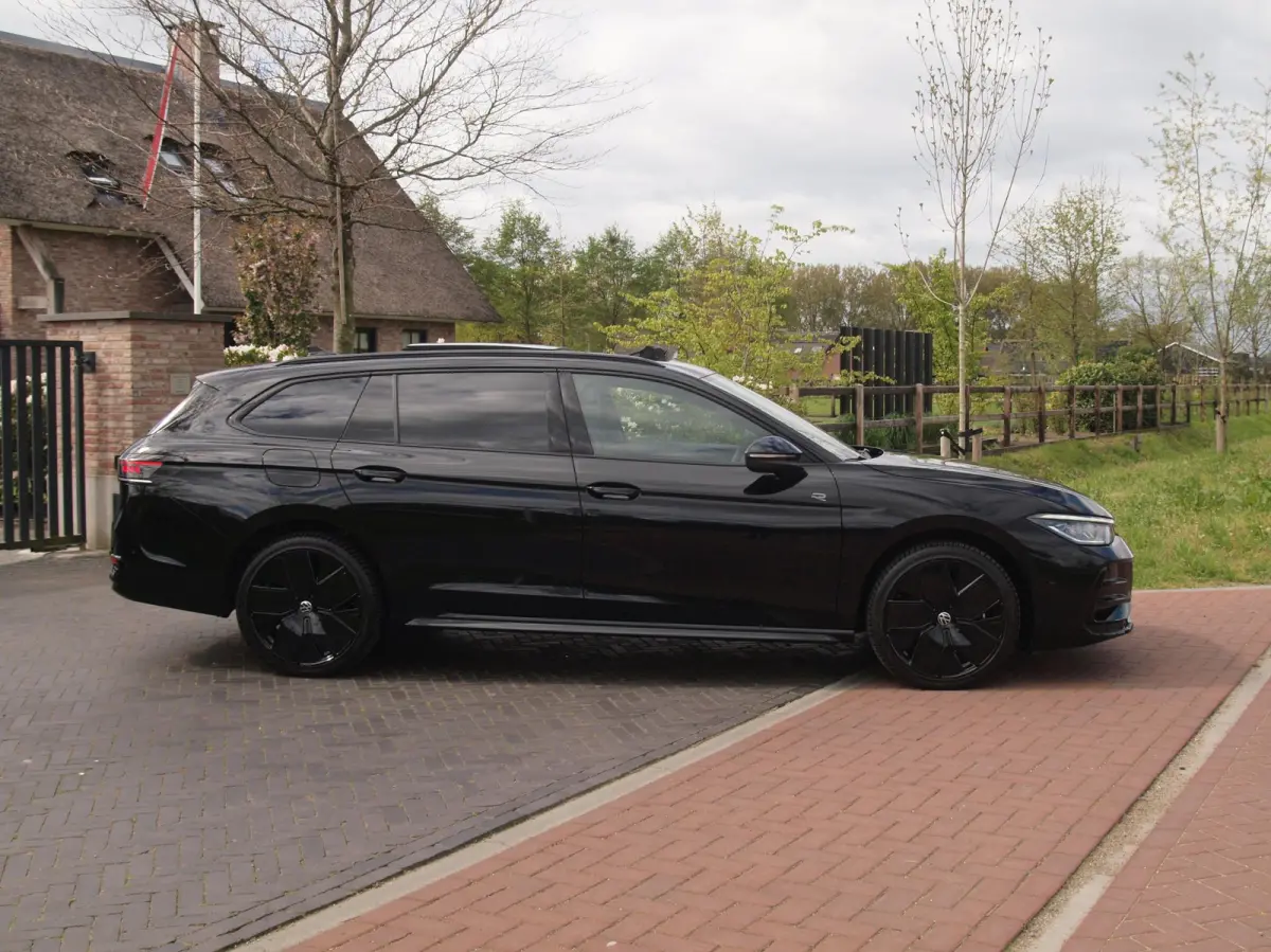 1.5 eHybrid R-Line Edition | Panoramadak | Black-Style | Head-Up Display | Trekhaak | Sfeerverlichting | NL-Auto |