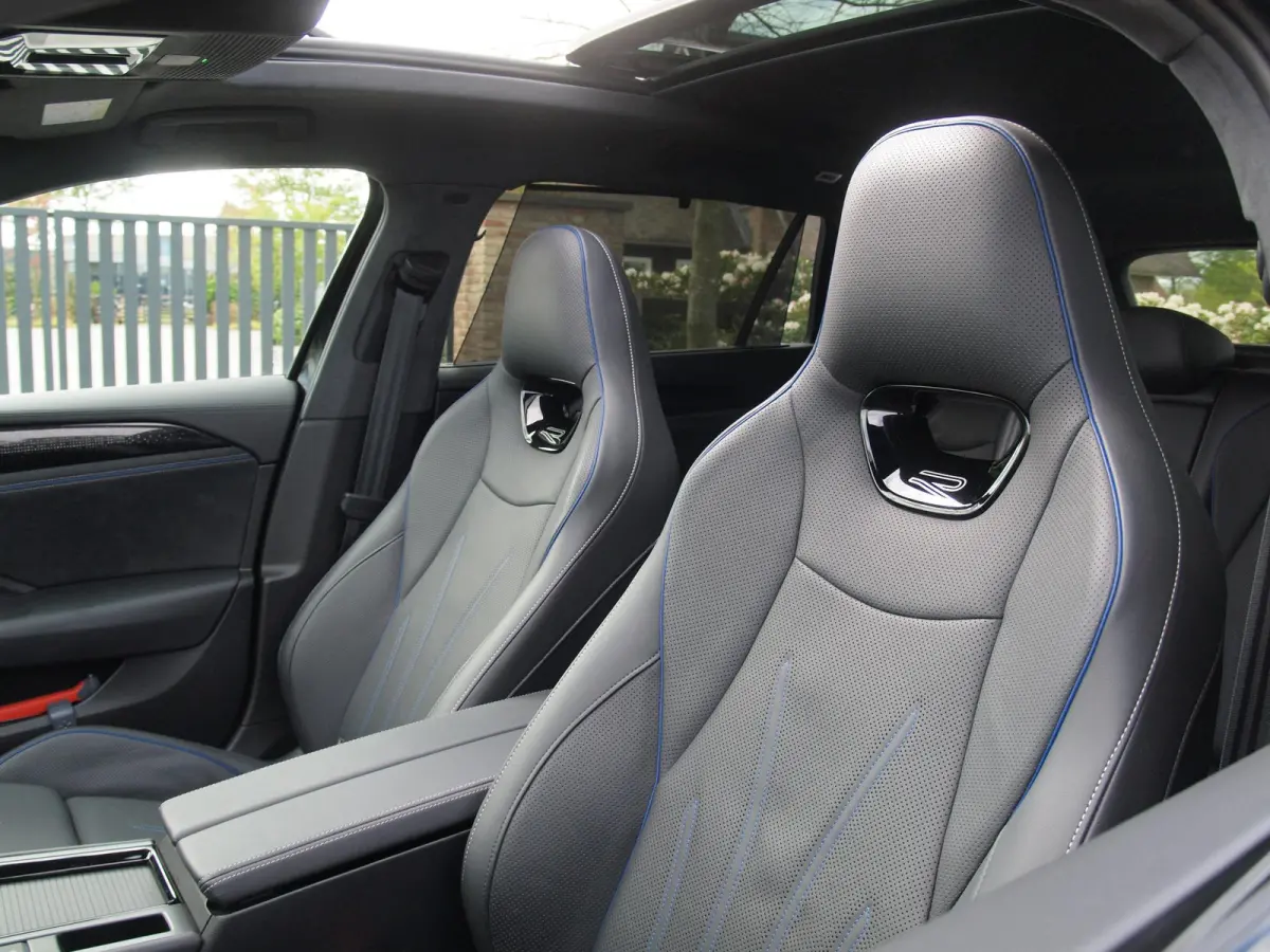 1.5 eHybrid R-Line Edition | Panoramadak | Black-Style | Head-Up Display | Trekhaak | Sfeerverlichting | NL-Auto |