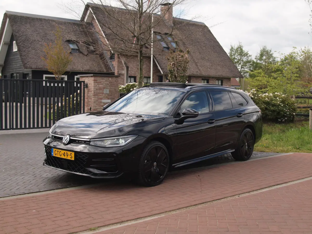 1.5 eHybrid R-Line Edition | Panoramadak | Black-Style | Head-Up Display | Trekhaak | Sfeerverlichting | NL-Auto |
