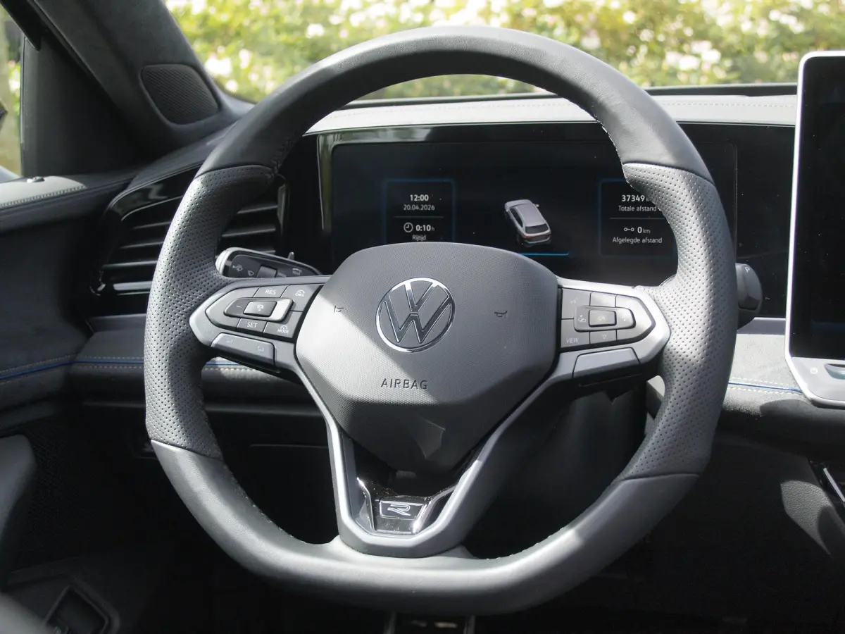 1.5 eHybrid R-Line Edition | Panoramadak | Black-Style | Head-Up Display | Trekhaak | Sfeerverlichting | NL-Auto |