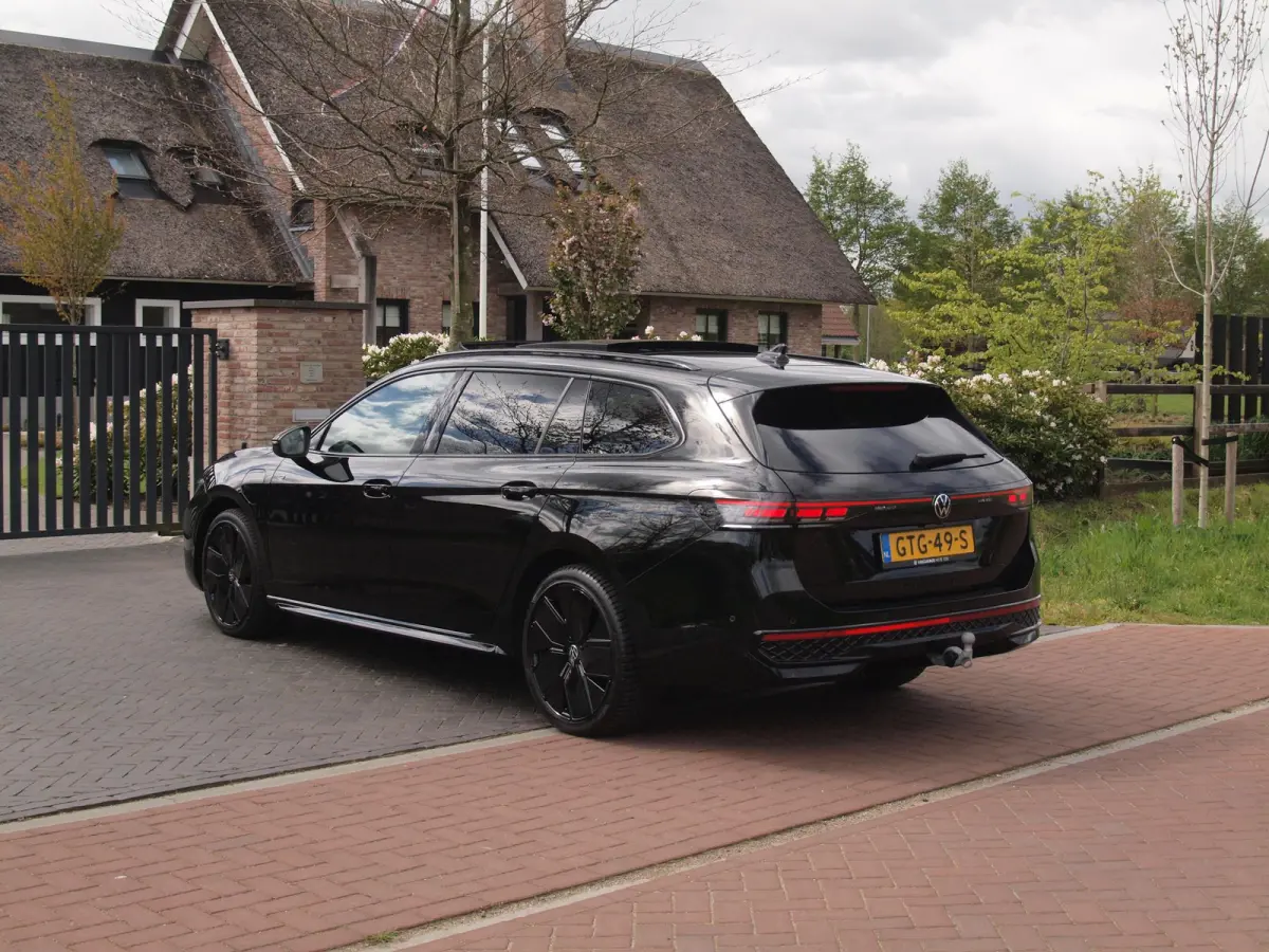 1.5 eHybrid R-Line Edition | Panoramadak | Black-Style | Head-Up Display | Trekhaak | Sfeerverlichting | NL-Auto |