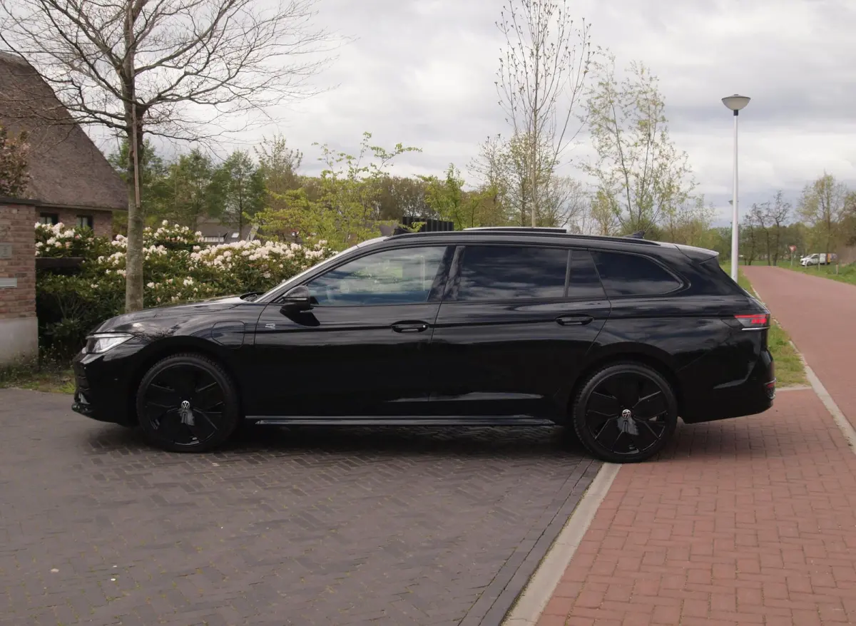 1.5 eHybrid R-Line Edition | Panoramadak | Black-Style | Head-Up Display | Trekhaak | Sfeerverlichting | NL-Auto |