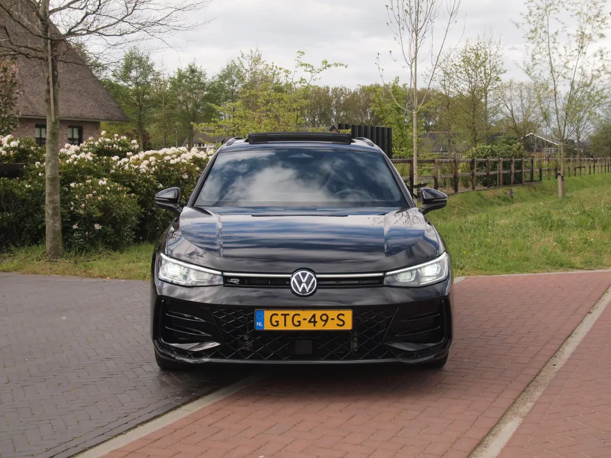 1.5 eHybrid R-Line Edition | Panoramadak | Black-Style | Head-Up Display | Trekhaak | Sfeerverlichting | NL-Auto |
