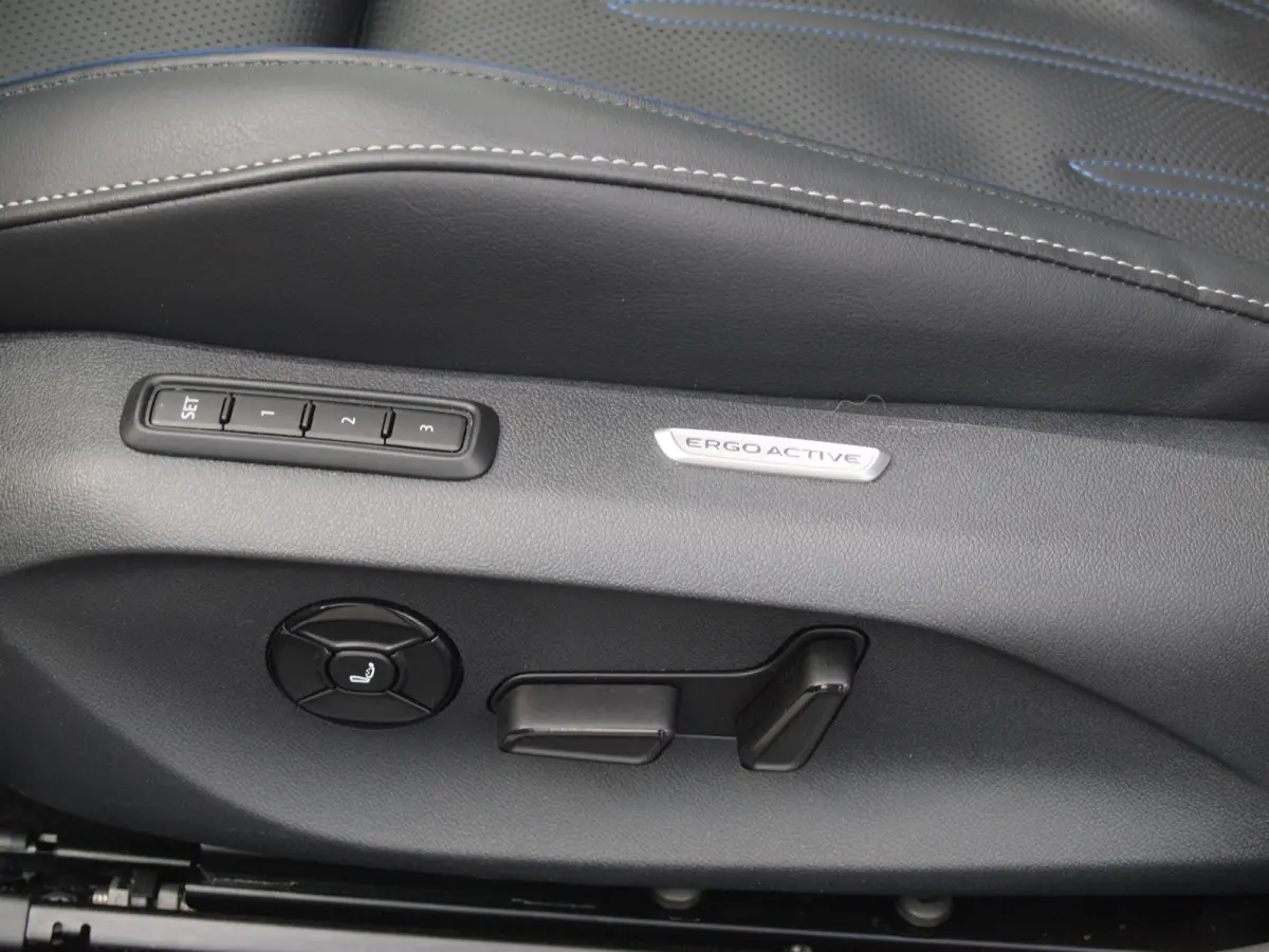 1.5 eHybrid R-Line Edition | Panoramadak | Black-Style | Head-Up Display | Trekhaak | Sfeerverlichting | NL-Auto |