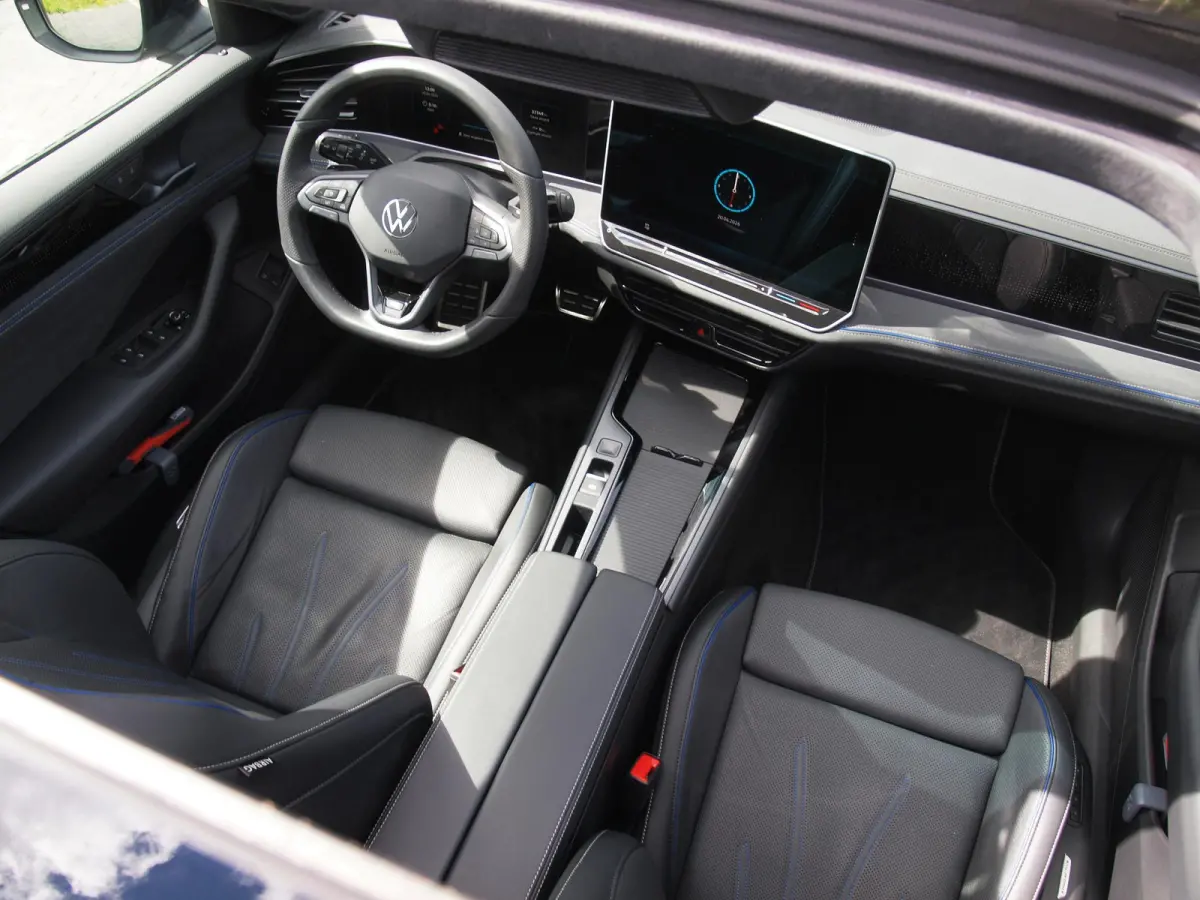 1.5 eHybrid R-Line Edition | Panoramadak | Black-Style | Head-Up Display | Trekhaak | Sfeerverlichting | NL-Auto |