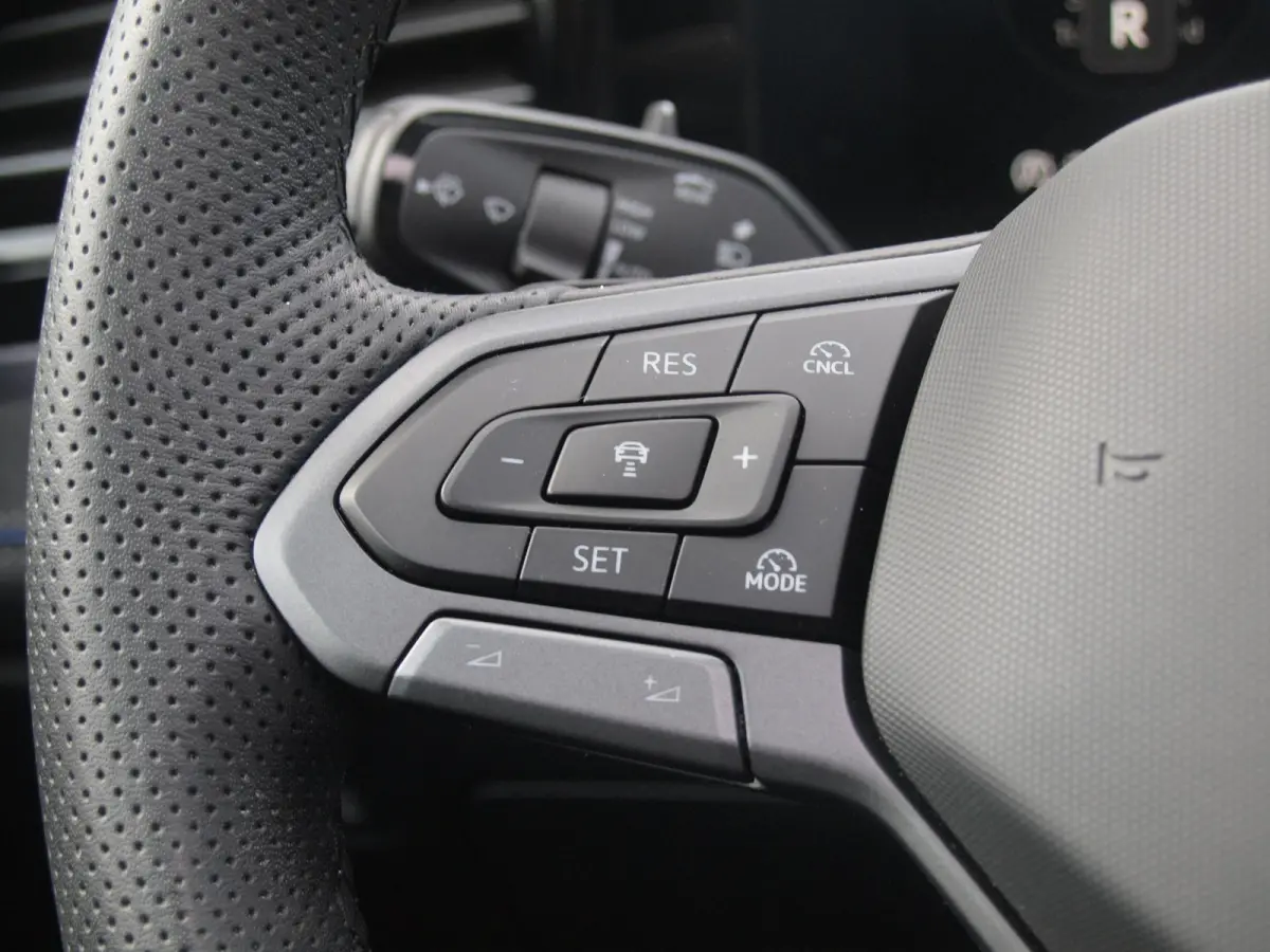 1.5 eHybrid R-Line Edition | Panoramadak | Black-Style | Head-Up Display | Trekhaak | Sfeerverlichting | NL-Auto |