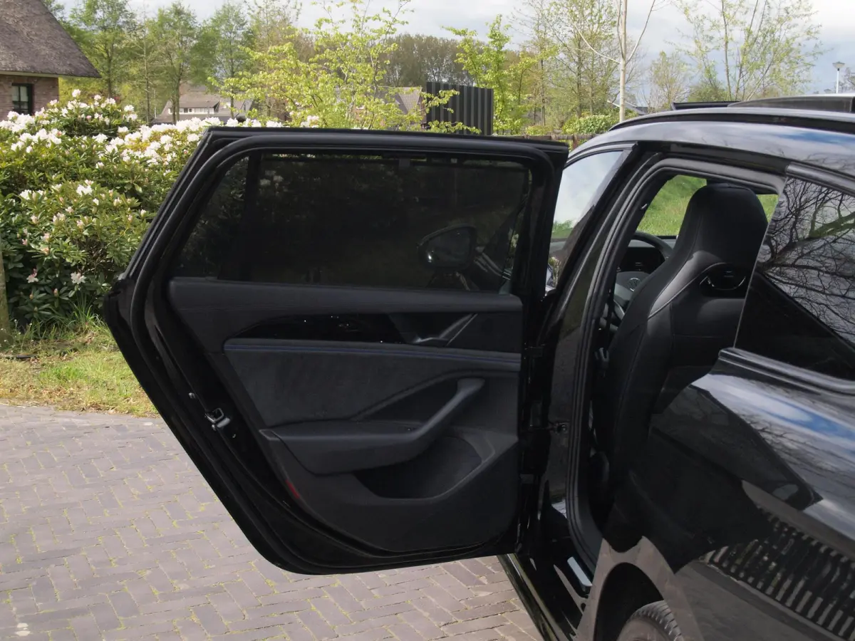 1.5 eHybrid R-Line Edition | Panoramadak | Black-Style | Head-Up Display | Trekhaak | Sfeerverlichting | NL-Auto |