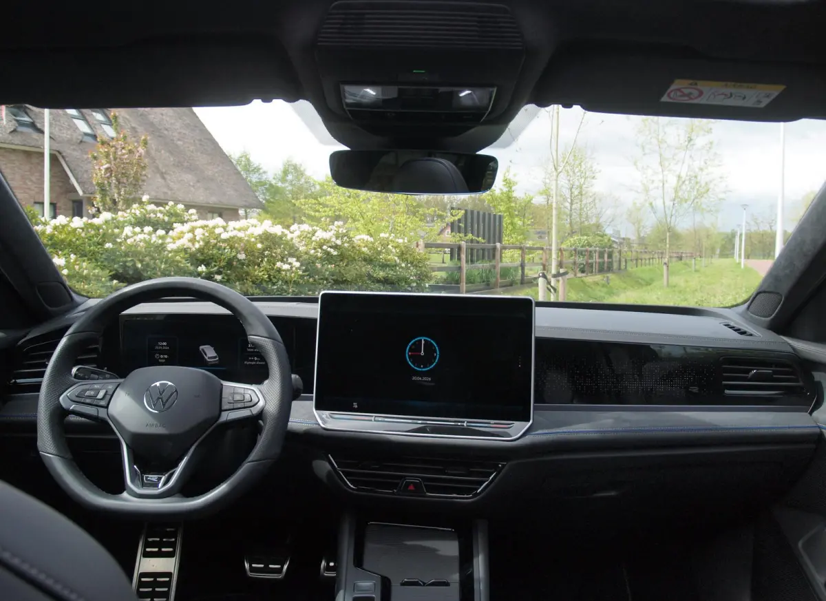1.5 eHybrid R-Line Edition | Panoramadak | Black-Style | Head-Up Display | Trekhaak | Sfeerverlichting | NL-Auto |
