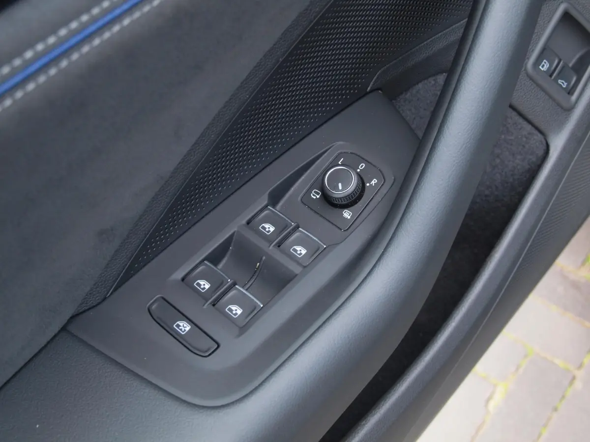 1.5 eHybrid R-Line Edition | Panoramadak | Black-Style | Head-Up Display | Trekhaak | Sfeerverlichting | NL-Auto |